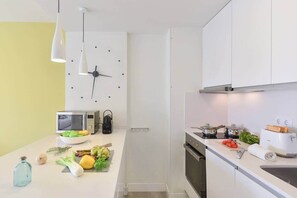 Køleskab, mikrobølgeovn, ovn, kogeplade