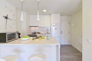 Køleskab, mikrobølgeovn, ovn, kogeplade