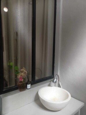 Douche, serviettes fournies, savon, papier toilette
