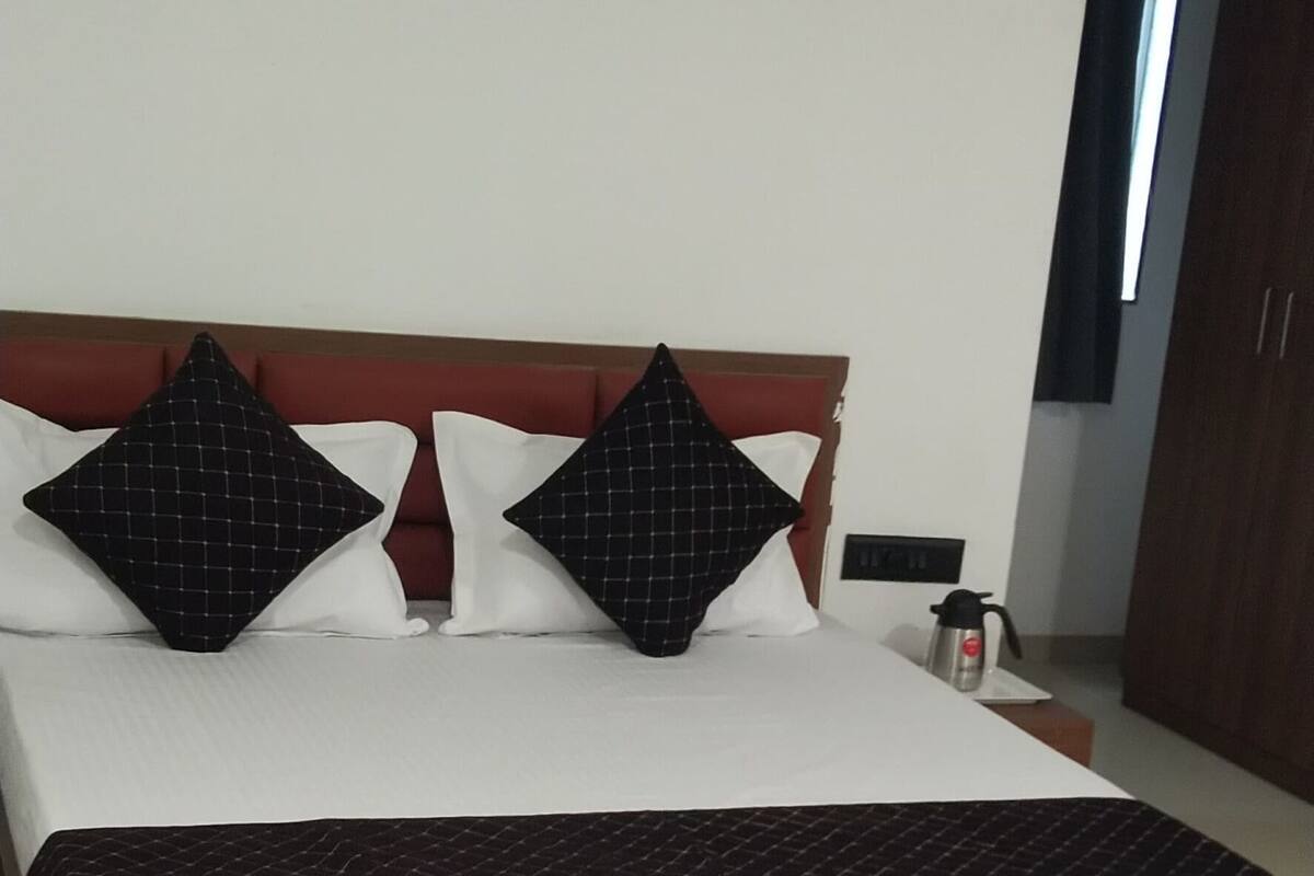 Deluxe Room | Desk, free WiFi