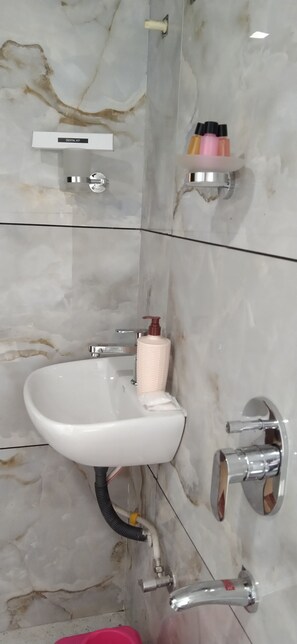 Camera Superior, vista città | Bagno | Asciugamani, sapone, shampoo, carta igienica