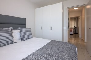 2 slaapkamers, een bureau, een strijkplank/strijkijzer, wifi