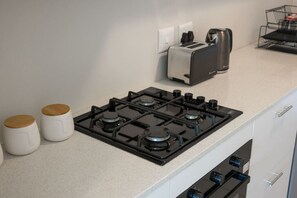 Een koelkast, een magnetron, een oven, een kookplaat