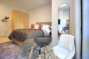 1 bedroom, desk, WiFi