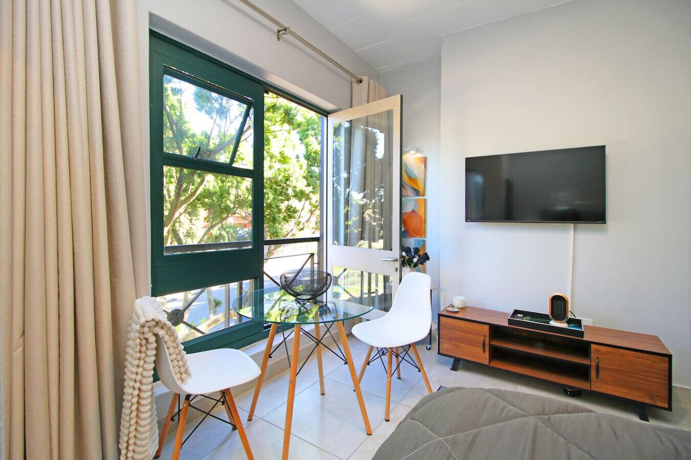 1 bedroom, desk, WiFi