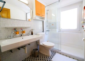 Shower, towels