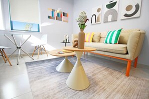 TV - Stylish Circa 2222 in Illovo (Illovo, Sandton)