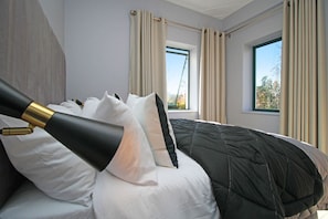 1 bedroom, desk, WiFi