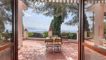 LĂ€genhet Standard - flera sovrum - 2 badrum (Hanbury Apt Pool And Sea) | Restaurang utomhus