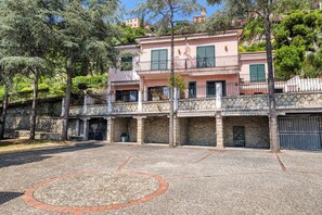 Front of property - Hanbury Apt Pool And Sea (Ventimiglia)