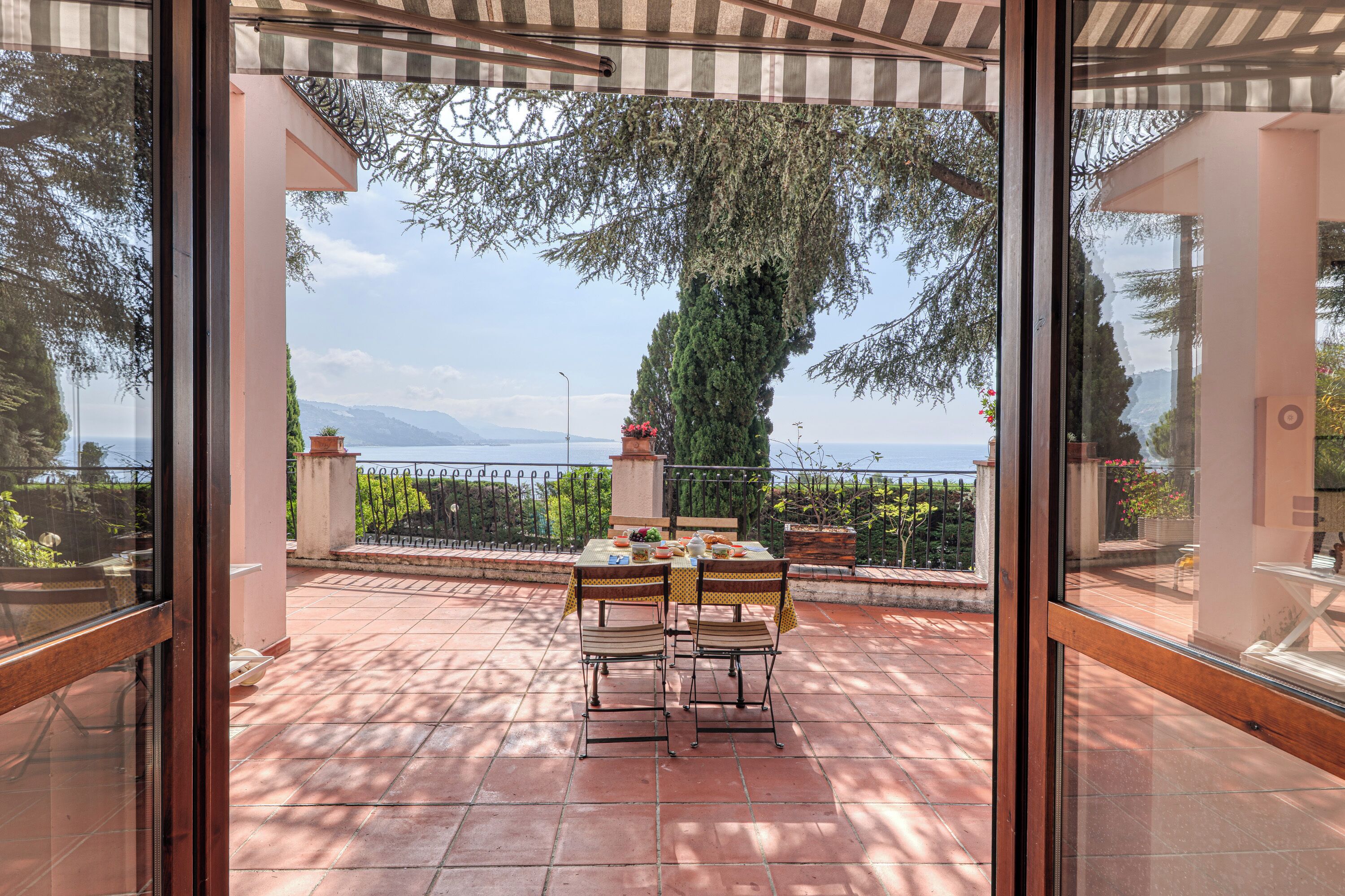 Standard Apartment, 2 Bedrooms, 2 Bathrooms (Hanbury Apt Pool And Sea) | Outdoor dining
