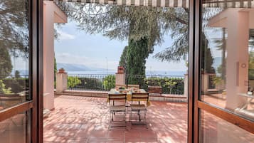 Standard Apartment, 2 Bedrooms, 2 Bathrooms (Hanbury Apt Pool And Sea) | Outdoor dining