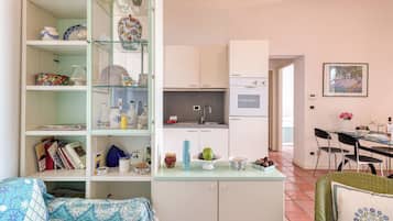 Standard Apartment, 2 Bedrooms, 2 Bathrooms (Hanbury Apt Pool And Sea) | Private kitchen