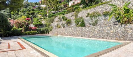 Standard-Apartment, 2 Schlafzimmer, 2 Bäder (Hanbury Apt Pool And Sea) | Pool | Außenpool (je nach Saison geöffnet)