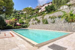 Apartamento estándar, 2 habitaciones, 2 baños (Hanbury Apt Pool And Sea) | Piscina | Una piscina al aire libre de temporada