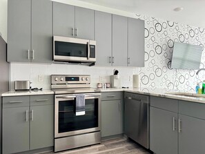 Kjøleskap, mikrobølgeovn, ovn og kokeplater