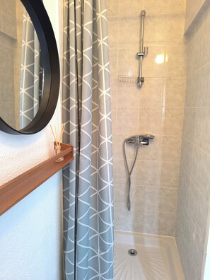 Dusche, Haartrockner, Toilettenpapier
