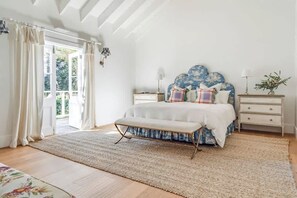 5 bedrooms, desk, iron/ironing board, travel cot