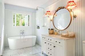 Een douche, een haardroger, handdoeken