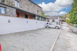 Property grounds - 3 Dixon Ground | Coniston -  a cottage that sleeps 6 guests  in 3 bedrooms (Coniston)