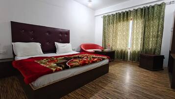 Deluxe Double Room, Mountain View | Desk, laptop workspace, blackout curtains, soundproofing