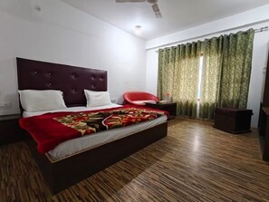 Desk, laptop workspace, blackout drapes, soundproofing - Rama Krishna Guest House-Patnitop (Udhampur)