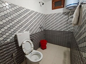 Escritorio, espacio para trabajar con laptop y cortinas blackout 