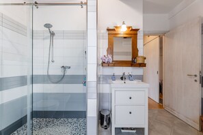 Shower, jetted bath, hair dryer, bidet - Beautiful private villa with A/C, hot tub, WIFI, TV, patio and panoramic view, close to Ancona (Falconara Marittima)