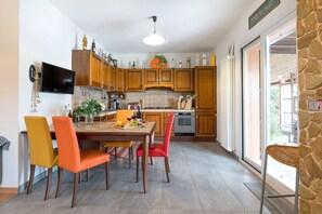 Fridge, oven, stovetop, coffee/tea maker