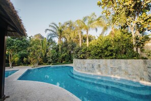 Piscina all'aperto, lettini