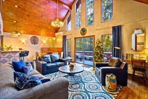 Fernseher, Kamin, Arbeitsbereiche