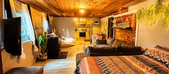 Cozy farmhouse in the mountains, enjoy being under the stars in the hot tub