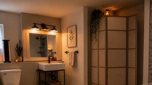 Un baño con inodoro, lavabo y bañera.