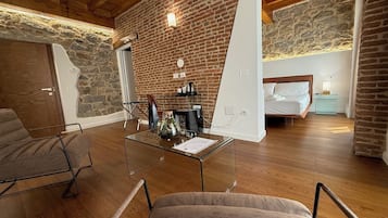 Minibar, caja de seguridad en la habitación y escritorio