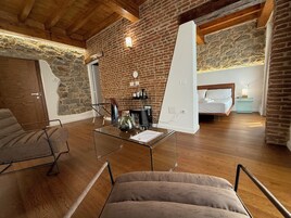 Habitación de lujo doble, vistas a la ciudad | Minibar, caja fuerte, escritorio y espacio para trabajar con un portátil