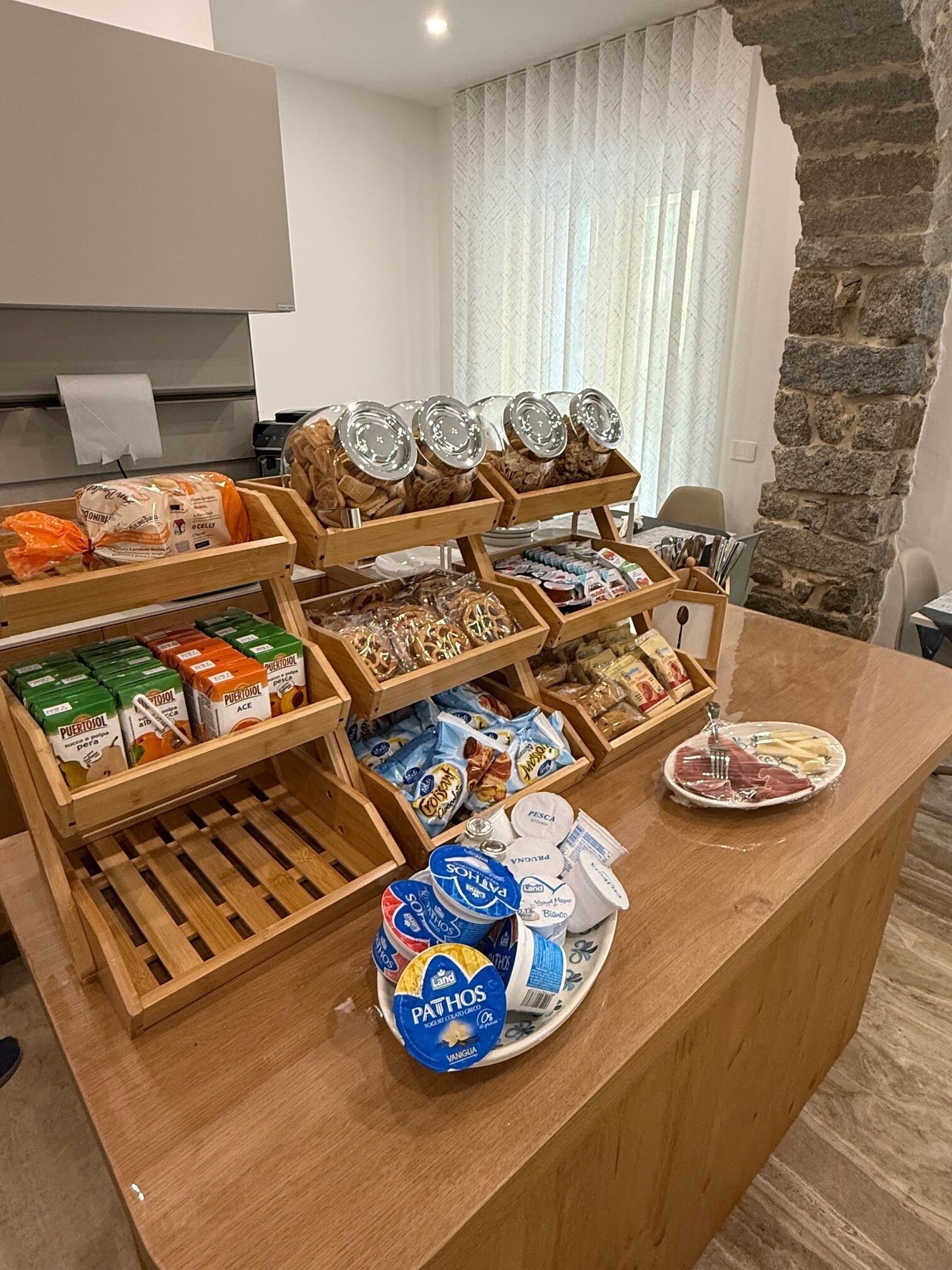 Ein reichhaltiges Frühstücksbuffet mit verschiedenen Speisen und Getränken.