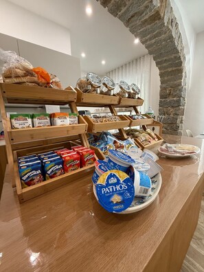 Un bufé de desayuno con diversos alimentos y productos lácteos.