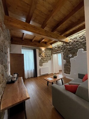 Luksus-dobbeltrom, byutsikt | Minibar, safe på rommet, skrivebord og skrivebord for bærbar PC