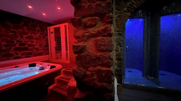 Sauna, hot tub