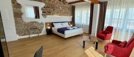 Suite de lujo, 1 cama King size, vista a la ciudad | Minibar, caja de seguridad en la habitación y escritorio