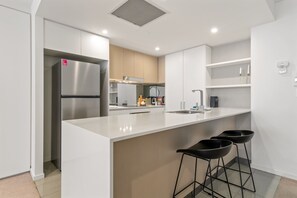 Cafetera y tetera, refrigerador, microondas y horno 