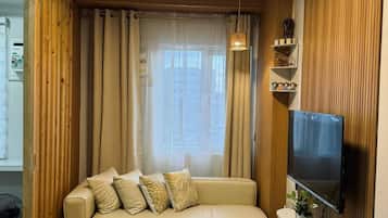 Condo, 1 Bedroom, Accessible, Smoking | Living room