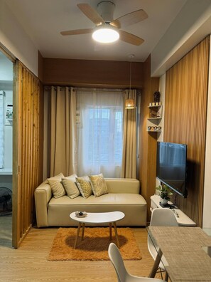 Condo, 1 Bedroom, Accessible, Smoking | Living room