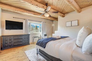 4 slaapkamers, een bureau, een strijkplank/strijkijzer, reisbedje