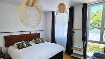 5 bedrooms, iron/ironing board, WiFi, bed sheets