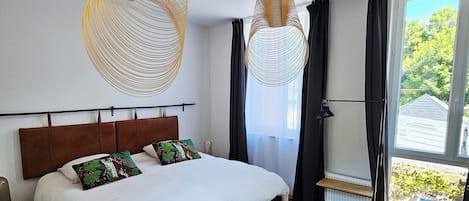 5 bedrooms, iron/ironing board, WiFi, bed sheets