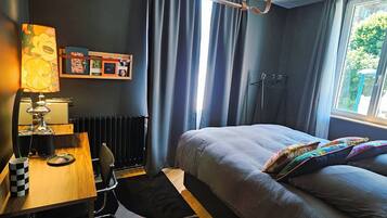 5 bedrooms, iron/ironing board, WiFi, bed sheets