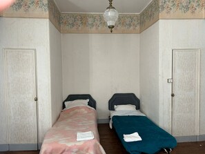 5 bedrooms, iron/ironing board, WiFi, bed sheets