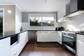 雪櫃、微波爐、焗爐、爐具