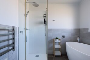 Hair dryer, towels, soap, shampoo - Cozy Tamar Valley Escape (West Tamar)
